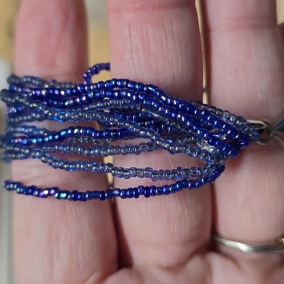 Elegant Blue Beaded Necklace with Geometric Pendant - Picture 8 of 11